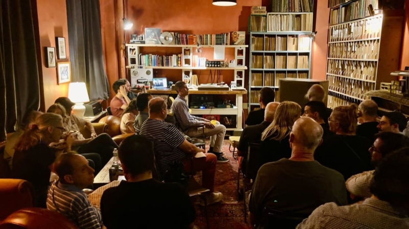 AT THE HOT CLUB OF NEW YORK :  UN ESPACE SACRÉ OÙ RÈGNENT LES DISQUES DE JAZZ DE 90 ANS  SELON LE N. Y. TIMES